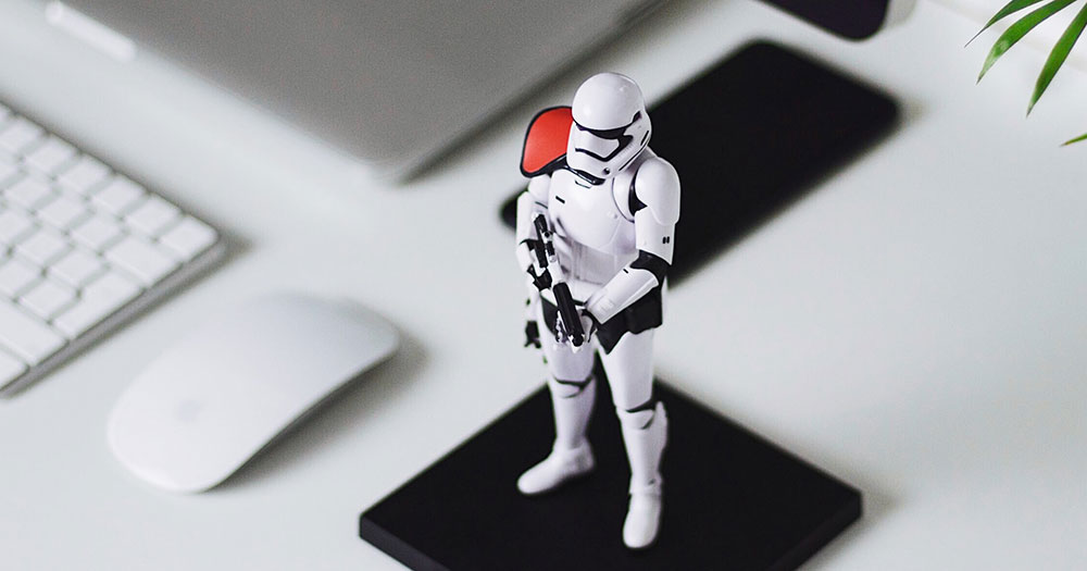 Website Security - Figur eines Stormtroopesr auf dem Schreibtisch.