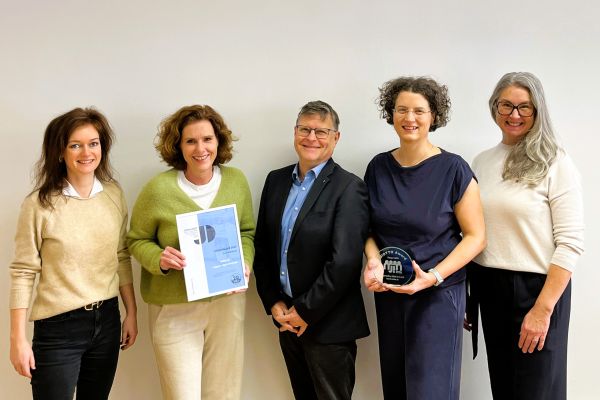 5 Personen von NEBA und webgras mit dem J!Otto Preis.